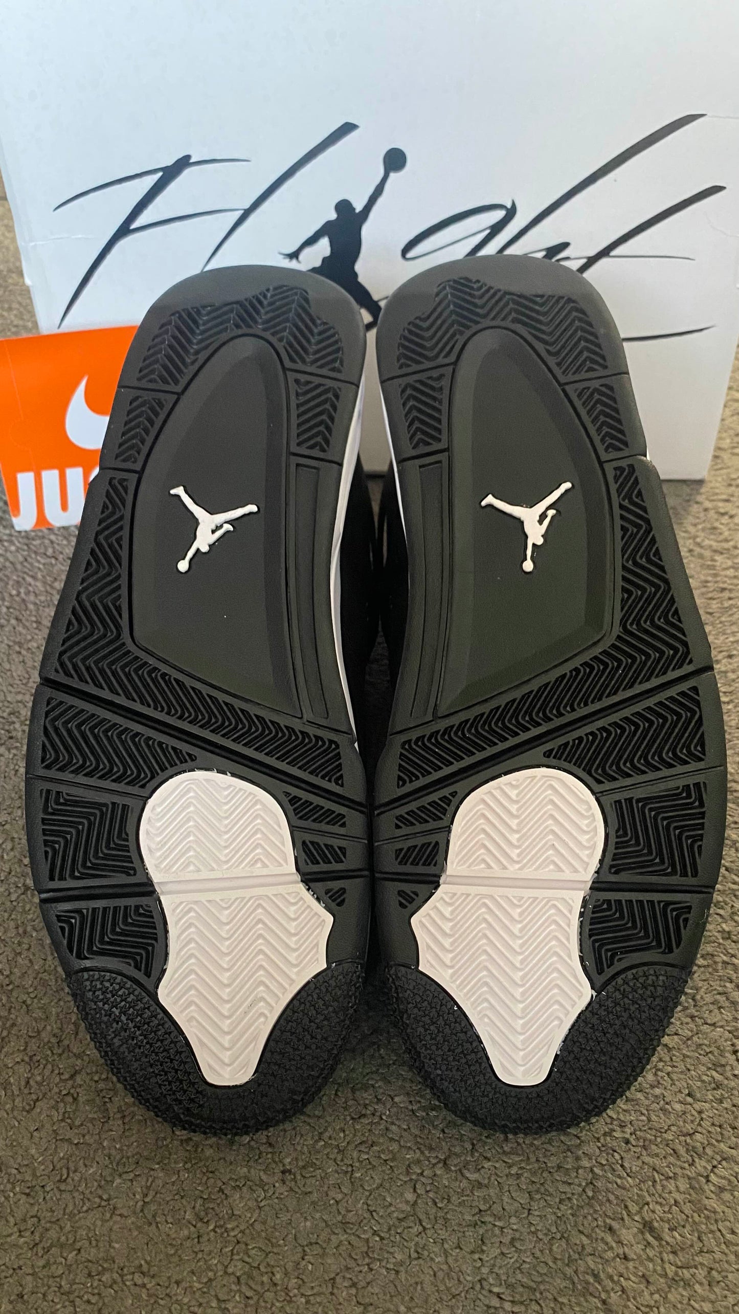 Jordan 4 White Thunders